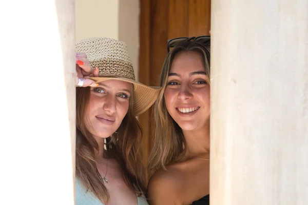 ヨーロッパで休暇中に大理石の柱の間で遊んでいる2人の美しい若い女性 女の子たちは楽しそうにカメラを見ている コンセプト幸福旅行 — ストック写真