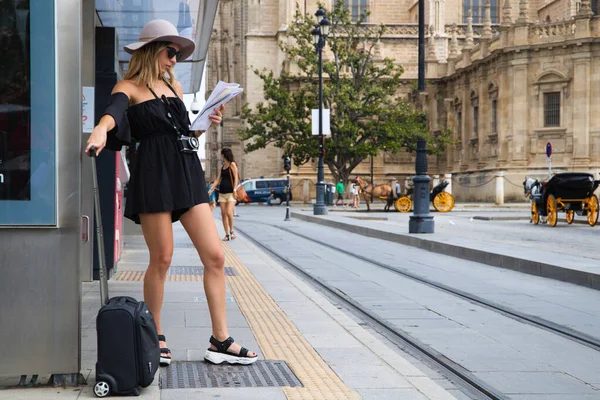 Joven Hermosa Mujer Turismo Ciudad Está Esperando Tranvía Mujer Lleva —  Fotos de Stock