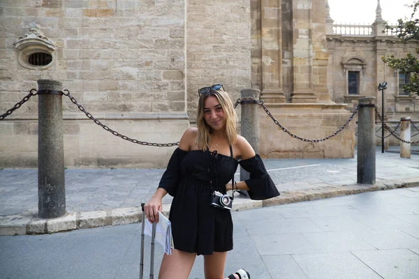 Young Beautiful Blonde Woman Her Suitcase Her Arm Ready Waiting — Stock Photo, Image