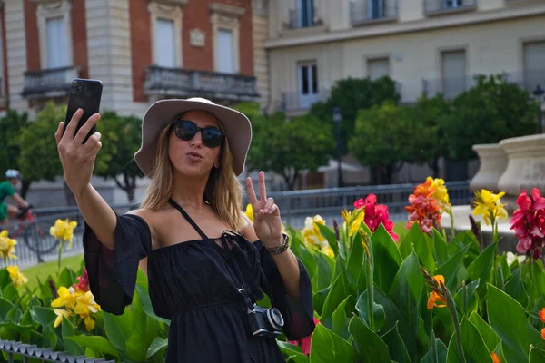 Fiatal Gyönyörű Aki Szelfit Készít Városi Kiránduláson Kamerát Kalapot Napszemüveget — Stock Fotó