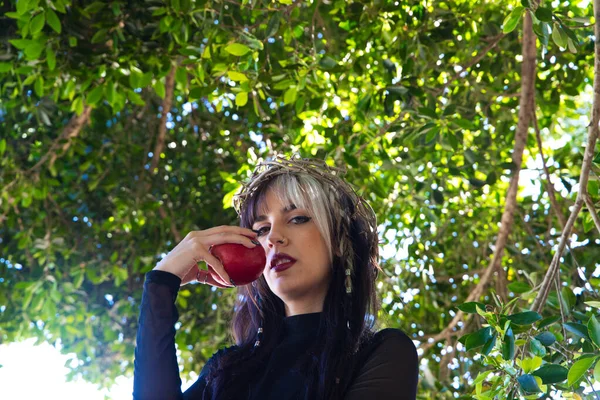 งสาวท ผมส บลอนด และผมส าตาลถ อแอปเป แดงในม อของเธอผ สวมมงก ฎของหนามเช — ภาพถ่ายสต็อก