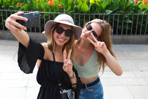 Dvě Mladé Krásné Ženy Selfie Cestách Městě Dovolenou Ženy Nosí — Stock fotografie