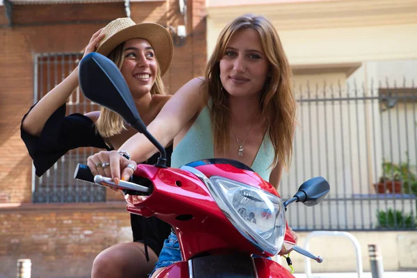 아름다운 여행하는 이빨간 오토바이를 있습니다 여자들은 카메라 자신을 즐거워하고 행복의 — 스톡 사진