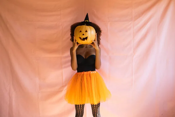 Jonge Afro Amerikaanse Vrouw Heksenkostuum Voor Halloween Feest Draagt Een — Stockfoto