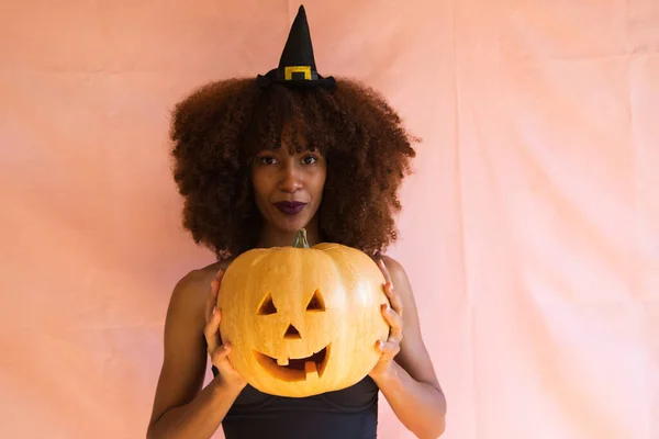 Jonge Afro Amerikaanse Vrouw Verkleed Als Heks Voor Halloween Feest — Stockfoto