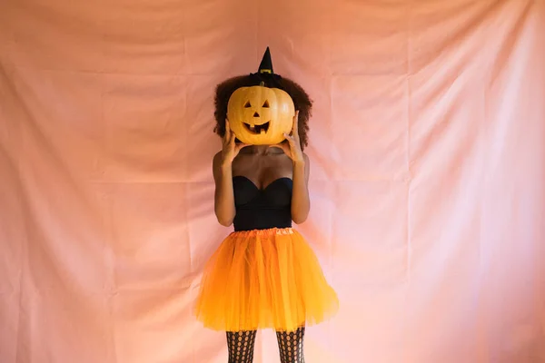 Jonge Afro Amerikaanse Vrouw Heksenkostuum Voor Halloween Feest Draagt Een — Stockfoto