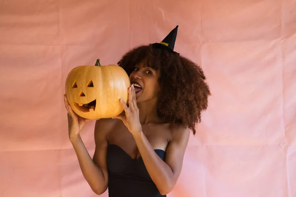 Jonge Afro Amerikaanse Vrouw Verkleed Als Heks Voor Halloween Feest — Stockfoto