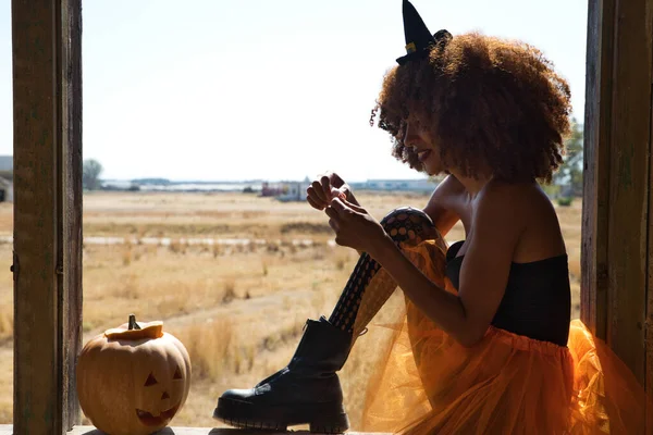 Mooie Jonge Afrikaans Amerikaanse Vrouw Verkleed Als Heks Met Een — Stockfoto