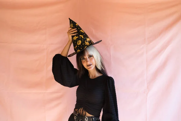 Молодая Женщина Светлыми Каштановыми Волосами Одетая Ведьма Вечеринку Честь Хэллоуина — стоковое фото