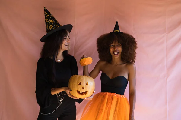 Twee Mooie Jonge Vrouwen Een Blonde Andere Afro Amerikaanse Verkleed — Stockfoto