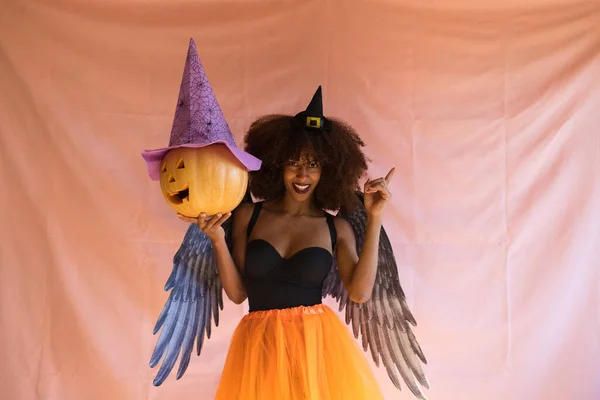 Jonge Afro Amerikaanse Vrouw Heksenkostuum Voor Halloween Feest Draagt Een — Stockfoto