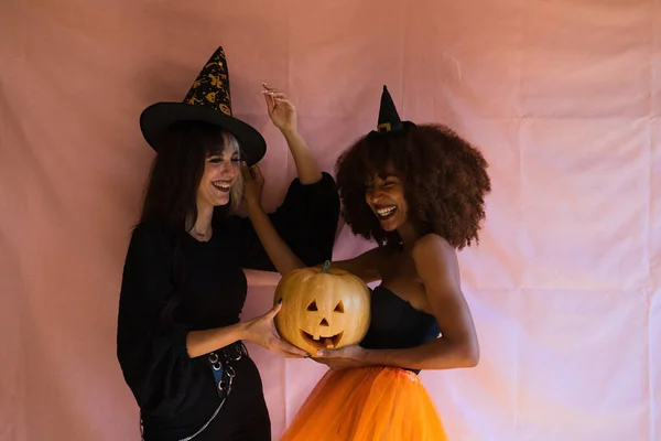 Güzel Genç Kadın Biri Sarışın Diğeri Cadılar Gibi Giyinmiş Ellerinde — Stok fotoğraf