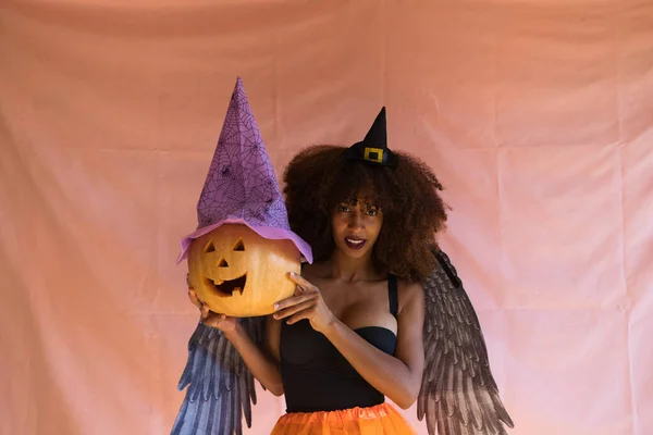 Jonge Afro Amerikaanse Vrouw Heksenkostuum Voor Halloween Feest Draagt Een — Stockfoto