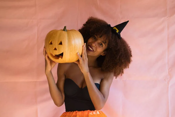 Молодая Африканская Американка Одетая Ведьма Хэллоуин Держащая Тыкву Руках Носит — стоковое фото