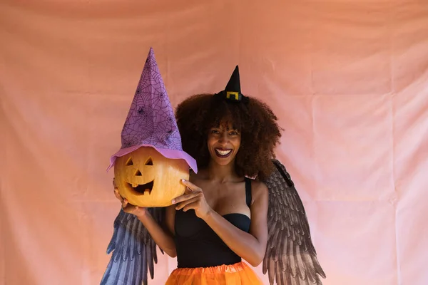 Tânără Afro Americană Costum Vrăjitoare Pentru Petrecerea Halloween Poartă Pălărie — Fotografie, imagine de stoc