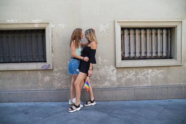 Красиві Молоді Жінки Обнімають Один Одного Прапором Гомосексуальної Гордості Руці — стокове фото