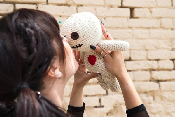 Young Beautiful Girl Gothic Style Doing Voodoo Doll Sign Revenge — Stock Photo, Image