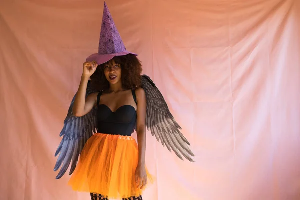 아프리카 미국인 할로윈 파티를 의상을 오렌지 스커트 날개를 여성은 포즈를 — 스톡 사진