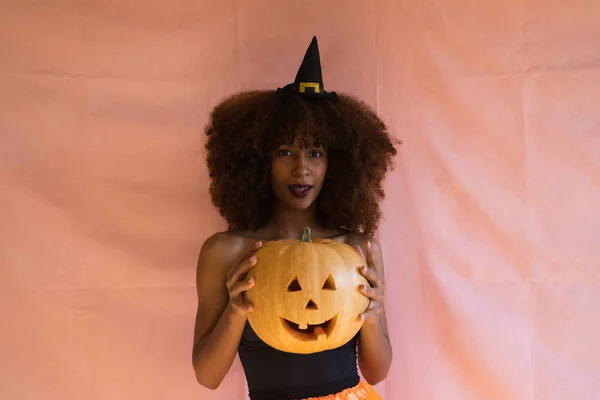 Jonge Afro Amerikaanse Vrouw Verkleed Als Heks Voor Halloween Feest — Stockfoto