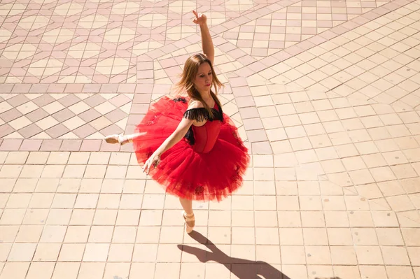 Dançarina Clássica Ballet Dançando Rua Dançarina Está Usando Tutu Vermelho — Fotografia de Stock