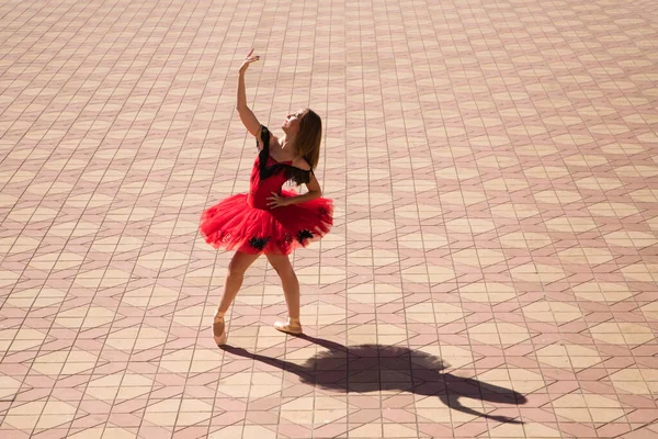 Bailarina Ballet Clásica Bailando Calle Bailarina Lleva Tutú Rojo Está — Foto de Stock