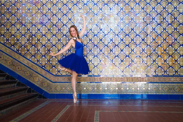 Ballerina Classica Con Tutù Blu Tacchino Ascoltare Musica Sulle Cuffie — Foto Stock