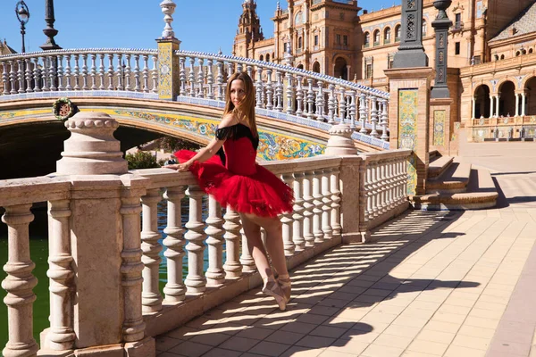 Seville Deki Korkuluklara Yaslanmış Kırmızı Tüyle Balerin Dansçı Farklı Pozlar — Stok fotoğraf