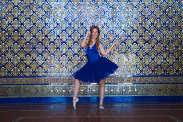 Ballerina Classica Con Tutù Blu Tacchino Ascoltare Musica Sulle Cuffie — Foto Stock