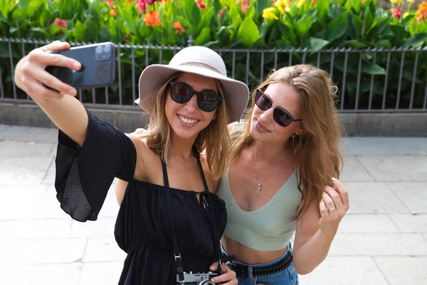 Två Unga Och Vackra Kvinnor Som Tar Selfie När Reser — Stockfoto