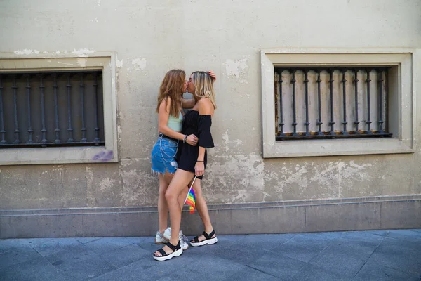 Vackra Unga Kvinnor Kramar Varandra Med Gay Stolthet Flagga Handen — Stockfoto