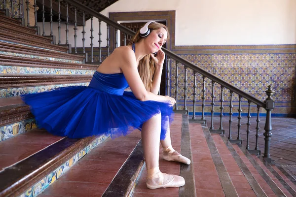 Ballerina Classica Con Tutù Blu Tacchino Ascoltare Musica Sulle Cuffie — Foto Stock