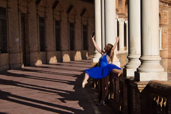 Ballerina Classica Che Scatta Una Foto Con Suo Cellulare Sulla — Foto Stock