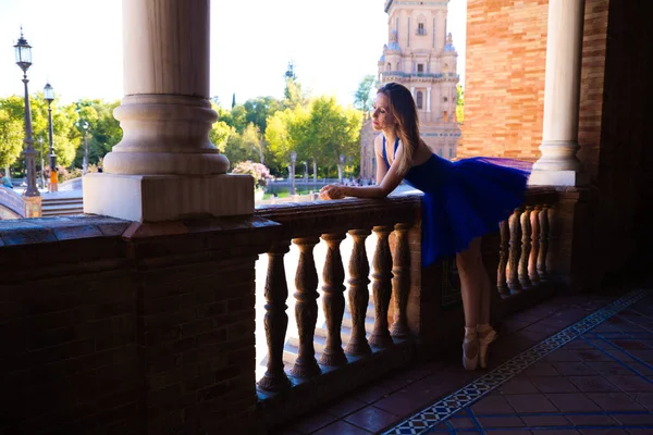 Bailarina Clássica Balé Pavão Tutu Azul Apoiando Corrimão Olhando Para — Fotografia de Stock