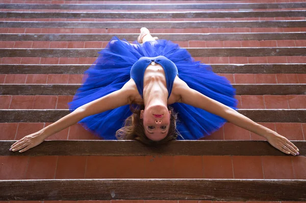 Ballerina Classica Con Tutù Blu Tacchino Prove Prossimo Lavoro Balletto — Foto Stock