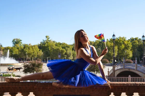 Классический Балетный Танцор Лесбиянка Опирающиеся Перила Парке Держа Руке Флаг — стоковое фото