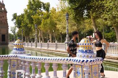 Bir meydanda dans eden iki latin ve bachata dansçısı. Onlar genç ve yakışıklı bir adam ve güzel bir kadın. Dans konsepti