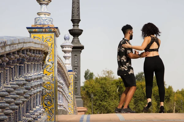 Par Bailarines Latinos Bachata Bailando Una Plaza Son Hombre Joven —  Fotos de Stock