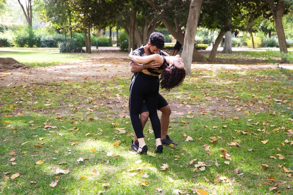 Uns Bailarinos Latinos Bachata Dançar Numa Praça Eles São Homem — Fotografia de Stock