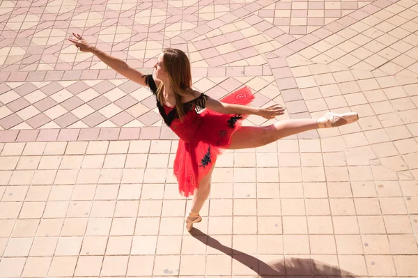 Ballerino Danza Classica Che Balla Strada Ballerina Indossa Tutù Rosso — Foto Stock