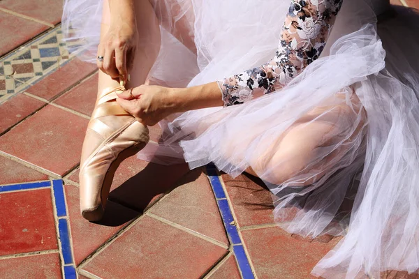 Dettaglio Delle Mani Una Ballerina Che Indossa Fissa Sue Scarpe — Foto Stock