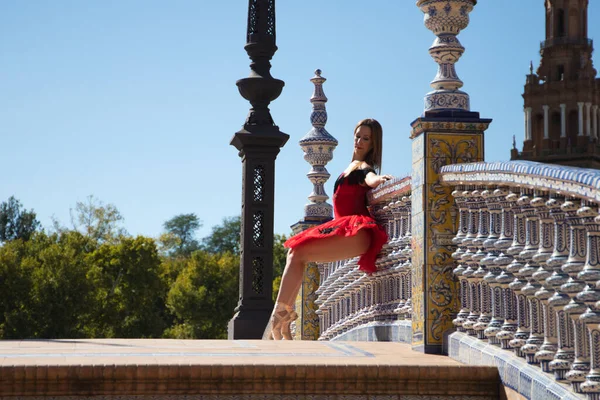 Tancerka Baletowa Czerwonym Tutu Opierająca Się Balustradę Parku Sewilli Tancerka — Zdjęcie stockowe