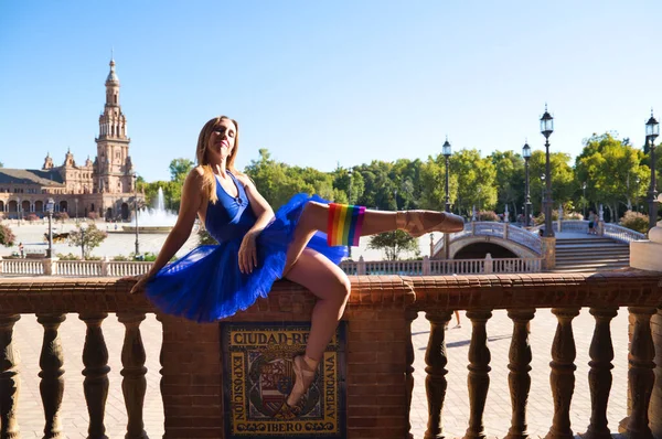 Bailarina Ballet Clásica Lesbiana Apoyada Una Barandilla Parque Lleva Bandera —  Fotos de Stock