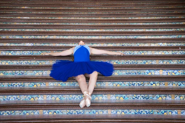 Ballerina Classica Con Tutù Blu Tacchino Prove Prossimo Lavoro Balletto — Foto Stock