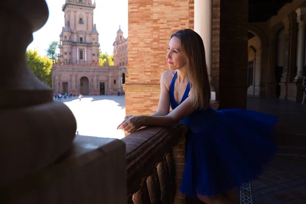Bailarina Ballet Clásica Tutú Azul Pavo Real Apoyada Una Barandilla —  Fotos de Stock