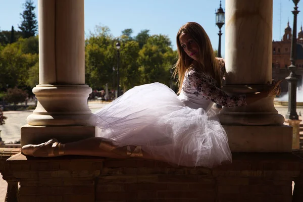 Dançarina Clássica Balé Tutu Branco Dançando Segurando Duas Colunas Mármore — Fotografia de Stock