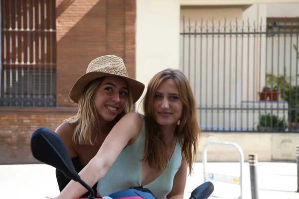 Две Молодые Красивые Туристки Едут Красном Мотоцикле Женщины Счастливы Веселятся — стоковое фото