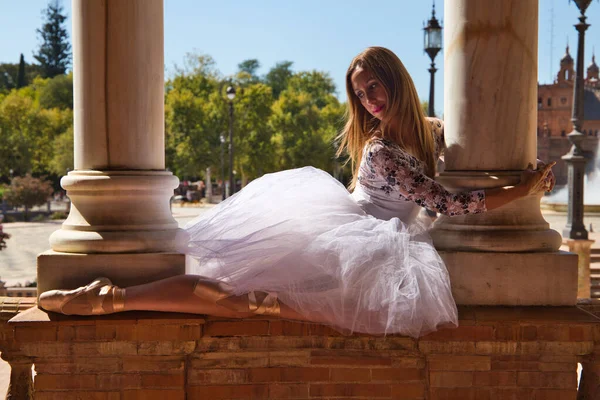 Bailarina Ballet Clásica Tutú Blanco Bailando Aferrándose Dos Columnas Mármol —  Fotos de Stock
