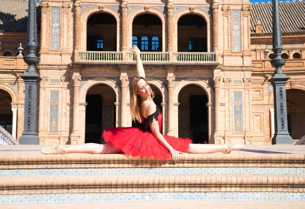 Ballerina Classica Tutù Rosso Con Gambe Aperte Sui Gradini Parco — Foto Stock
