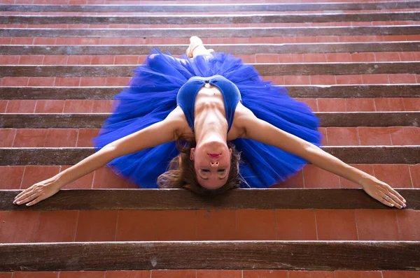 Ballerina Classica Con Tutù Blu Tacchino Prove Prossimo Lavoro Balletto — Foto Stock