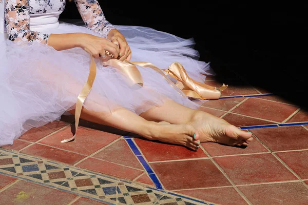 Dettaglio Delle Mani Una Ballerina Che Indossa Fissa Sue Scarpe — Foto Stock